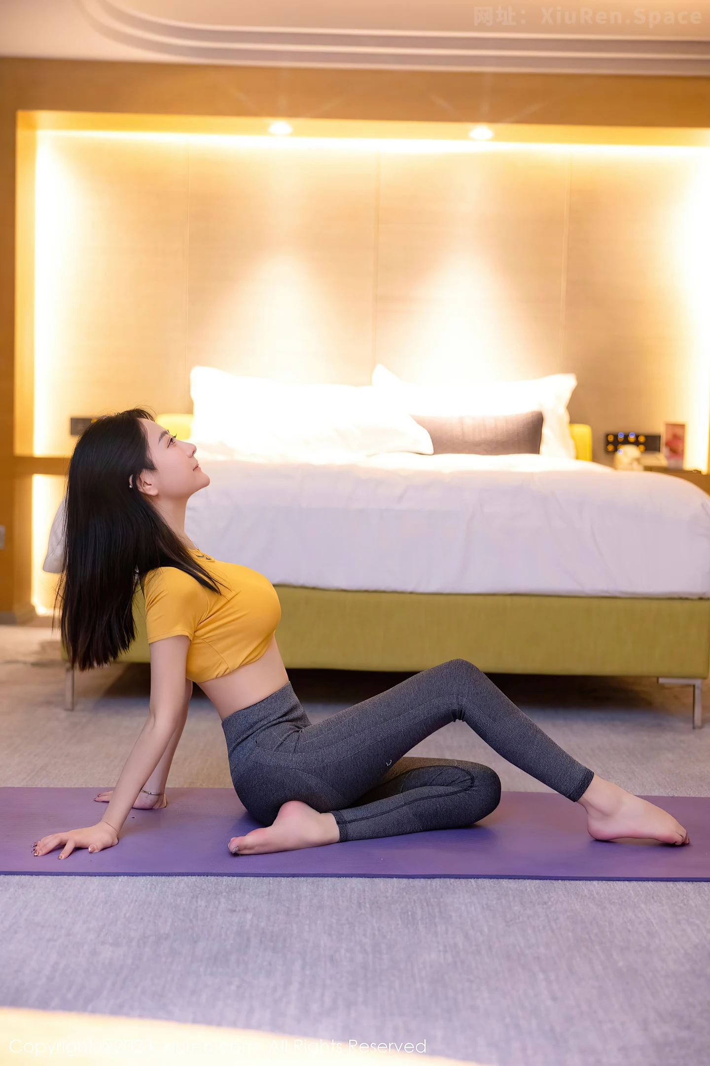 图片[4]-[XiuRen秀人网]2023.03.28 VOL.6488 谢小蒽 黄色运动短袖加灰色紧身瑜伽裤性感私房写真集-秀人网官方网站